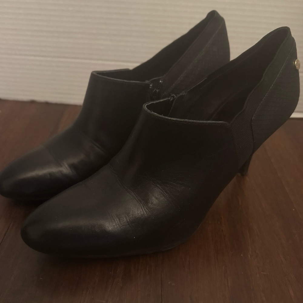 Calvin Klein Jeanine Black Leather Side Zip Low Ankle Heels Booties Size 10